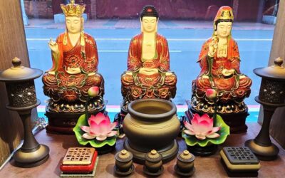 一桌一供具，一燈一佛影，皆藏慈悲願行與智慧光華